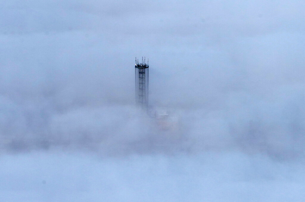 雲海に浮かぶ煙突