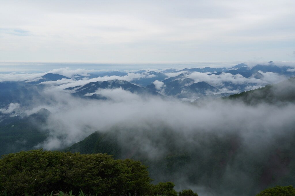 浮かぶ山々