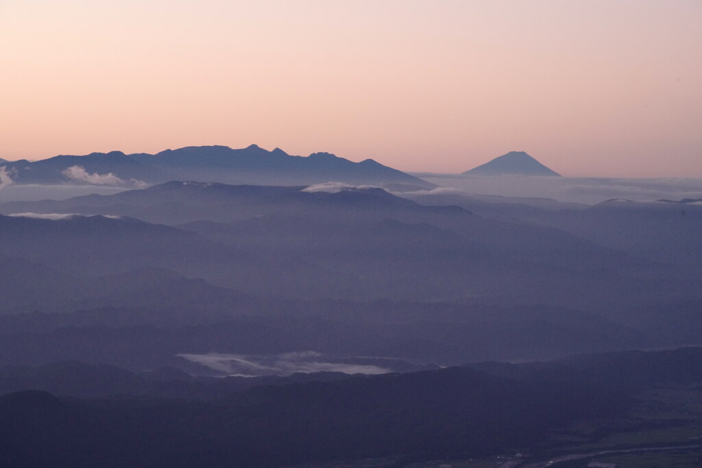 朝焼け浮かぶ富士山