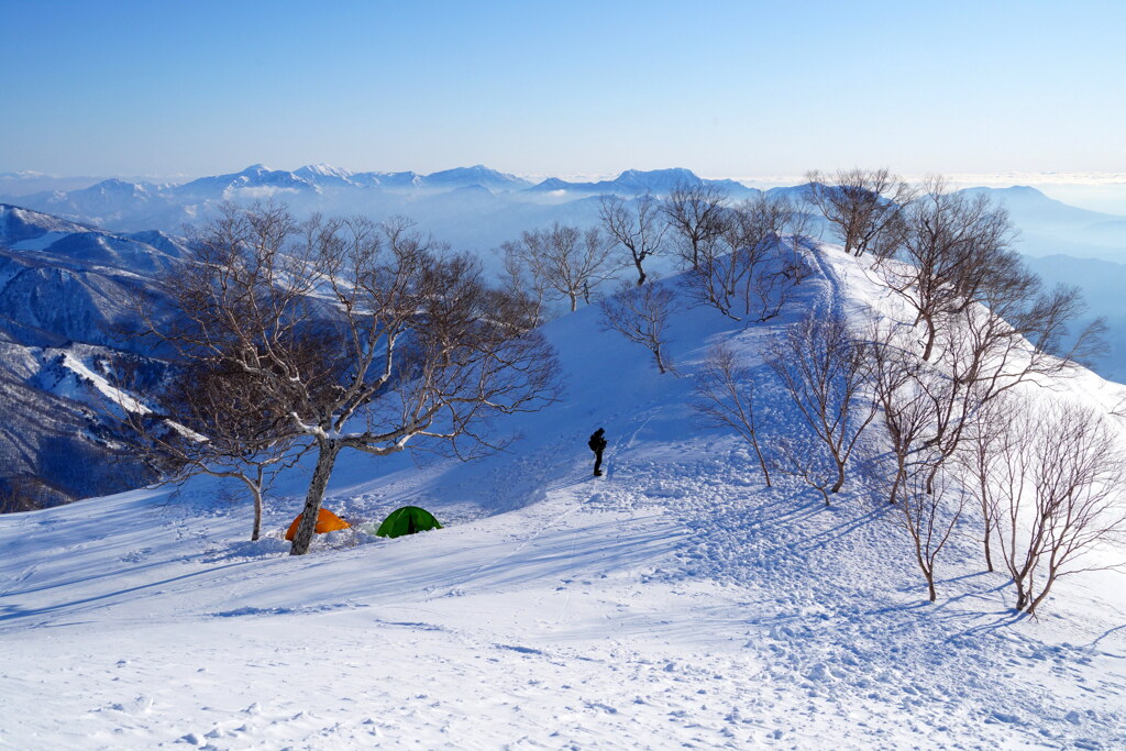 白い尾根とテント
