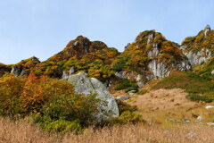 錦染まる岩峰