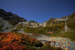 月光照らす紅葉の涸沢