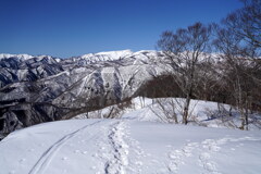 連なる山を背に