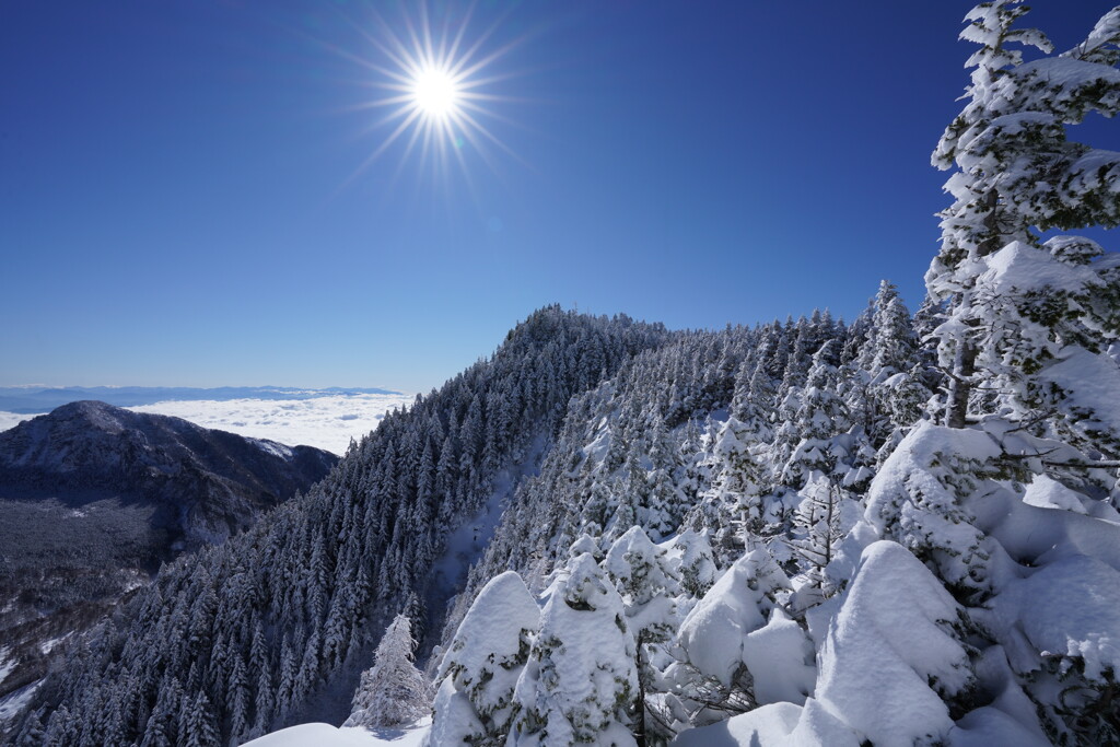 白いベールの黒斑山