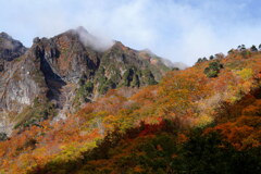 岩峰と錦の尾根