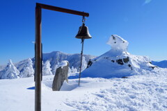 雪山に響く鐘