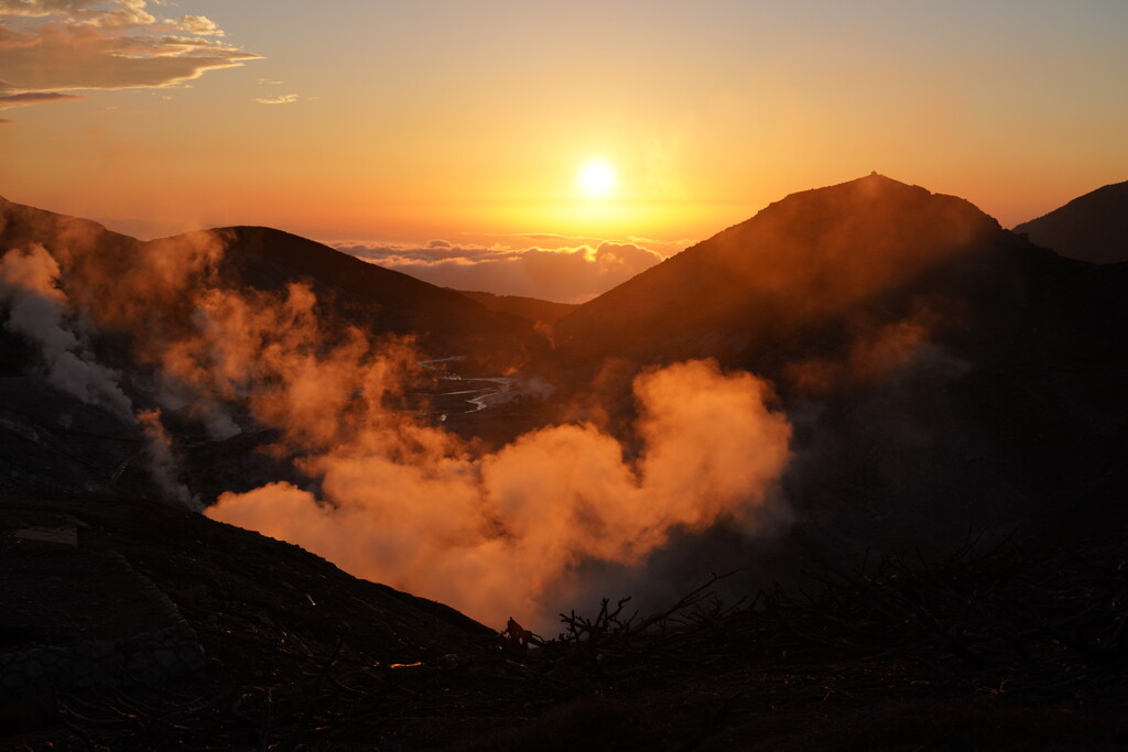 夕陽に染まる地獄谷
