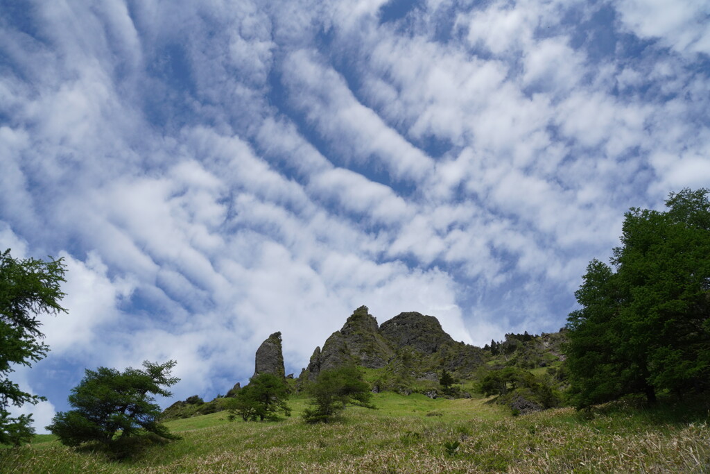 ウロコ雲と奇岩
