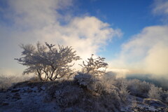 雪雲湧く朝