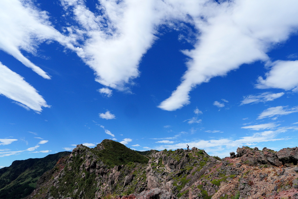 秋雲包まれる外輪山