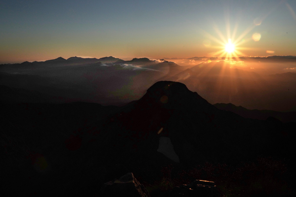 朝陽輝く山頂