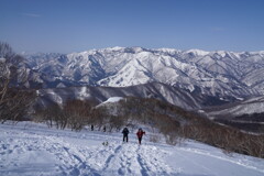 残雪の平標山冬コース