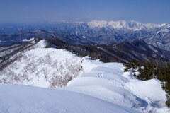 谷川連峰と雪庇尾根