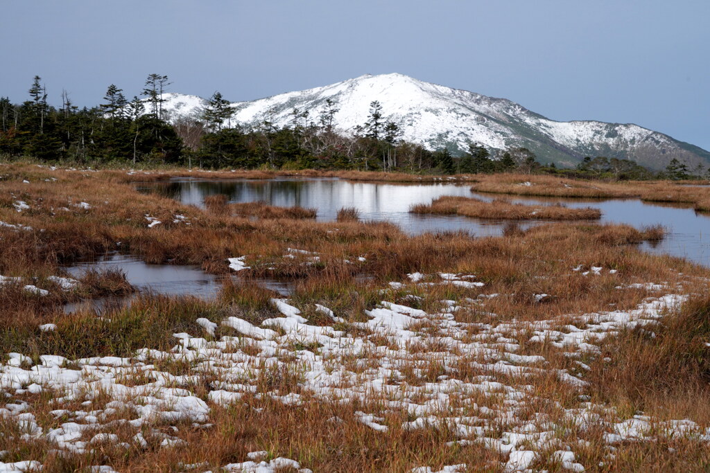 初冠雪の至仏山