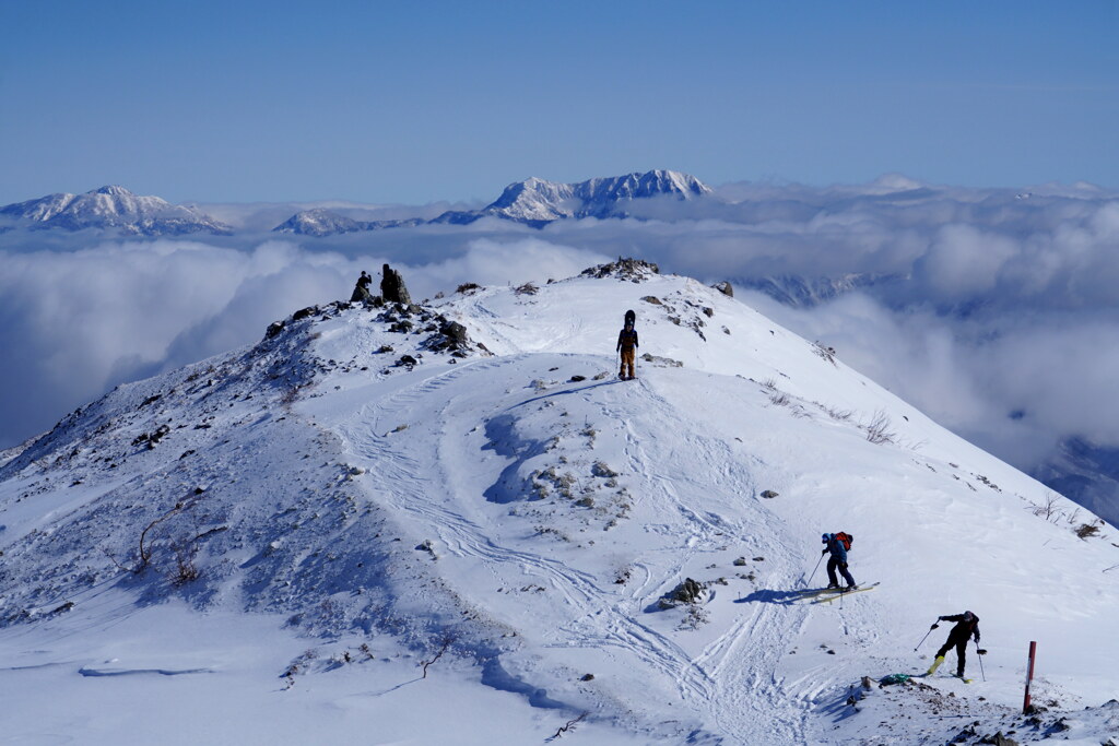 雲上の尾根を越え