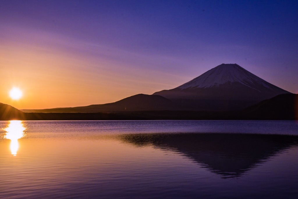 本栖湖からの富士山と朝日