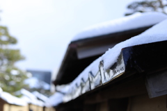 武家屋敷の屋根雪