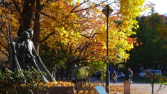 大通公園漁師の銅像とともに