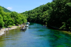 夏の支笏湖から流れる川