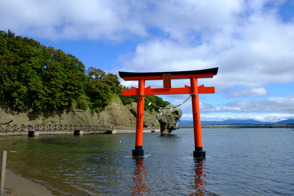 江差の瓶子岩