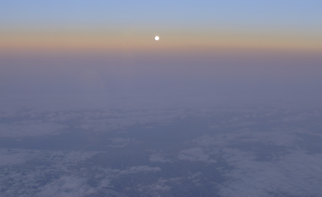 夕日に染まる満月