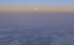 夕日に染まる満月
