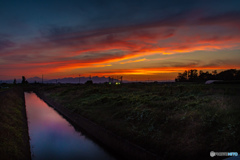 用水路と夕焼け