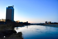 県庁と利根川