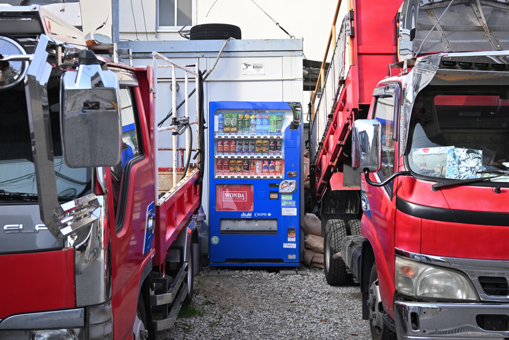 赤いダンプと青い自販機