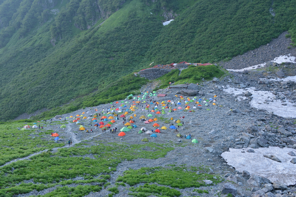 テント場を眺める