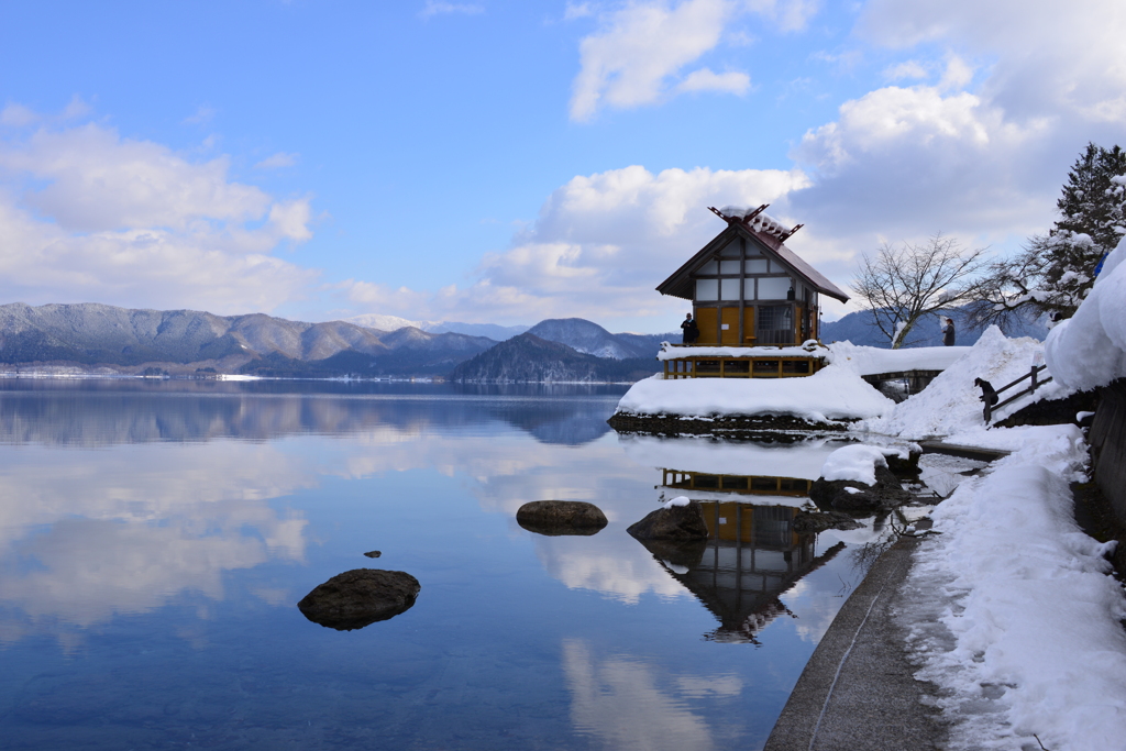 湖の畔に佇む神社