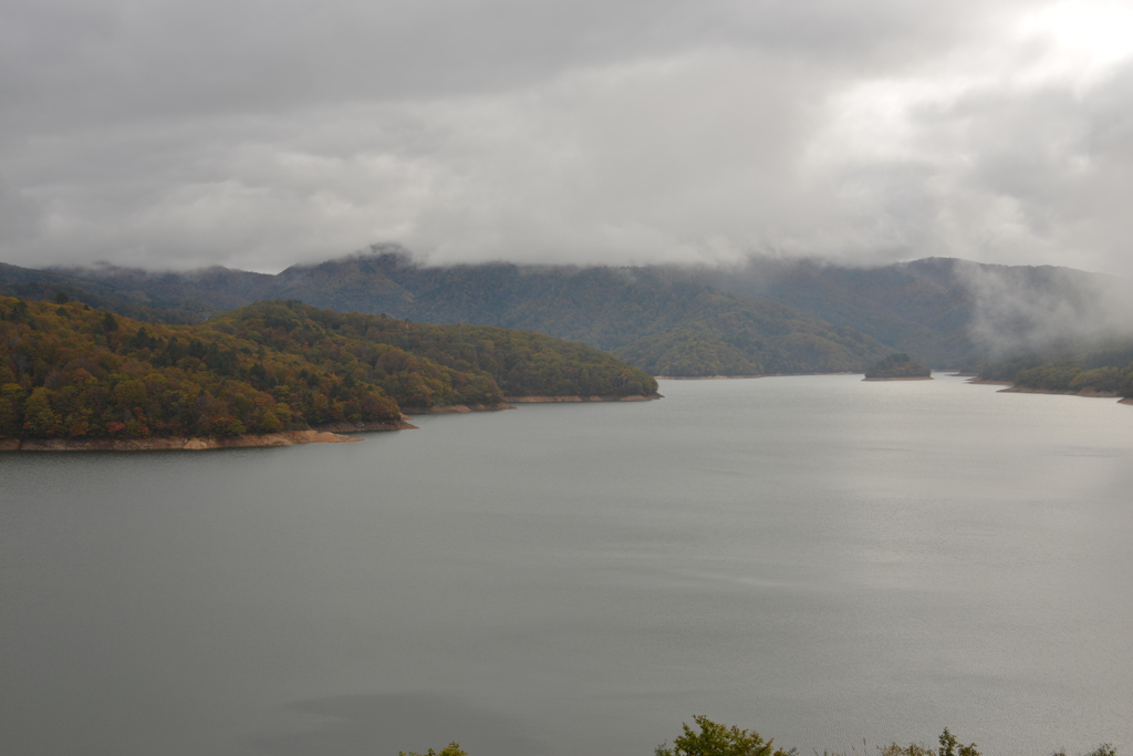 霧雨の降る有峰湖