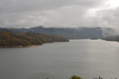 霧雨の降る有峰湖