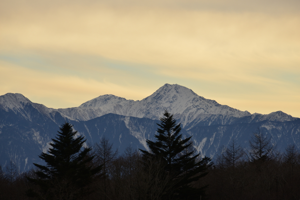 夕暮れの北岳、間ノ岳