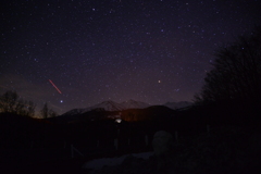 飛行機の航跡と星空