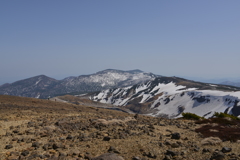 遠く屏風岳を望む