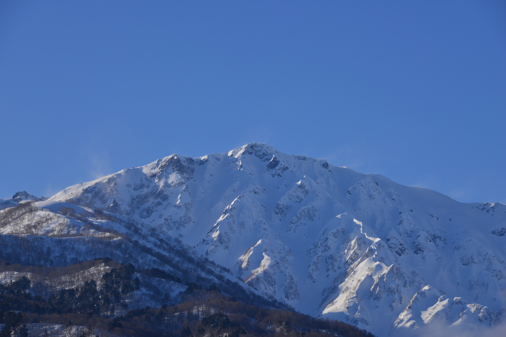 雪煙を上げる白馬岳