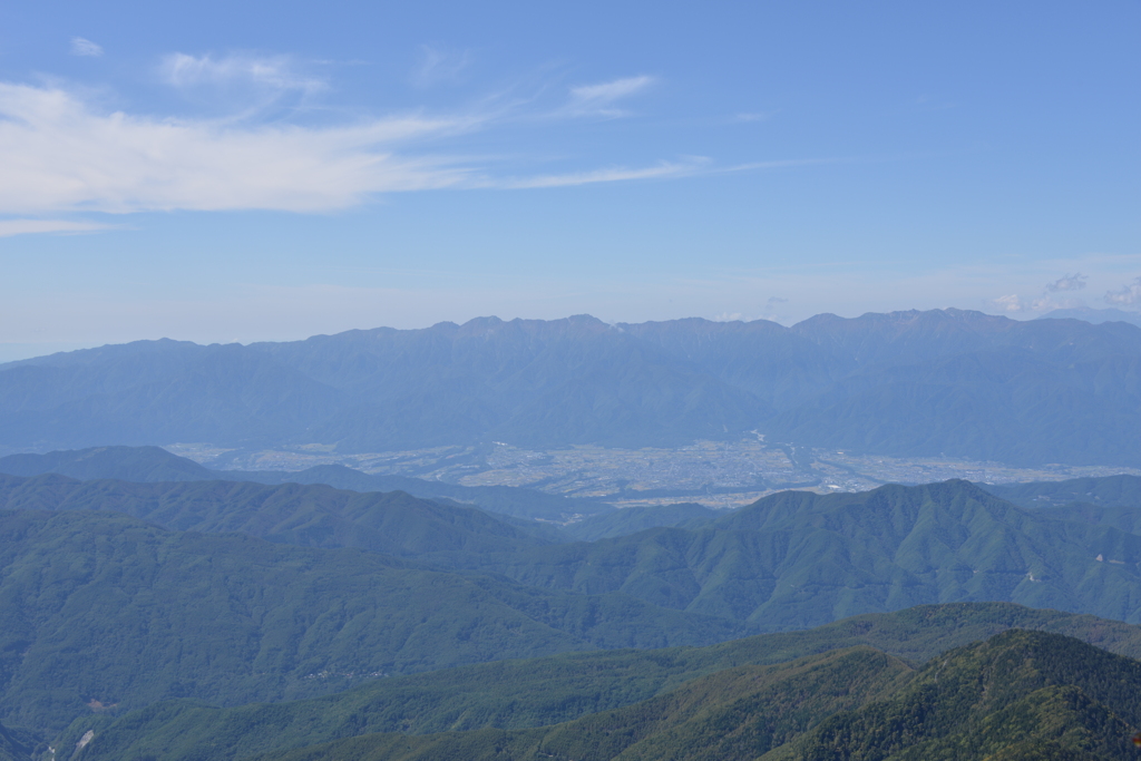 伊那の街と中央アルプス