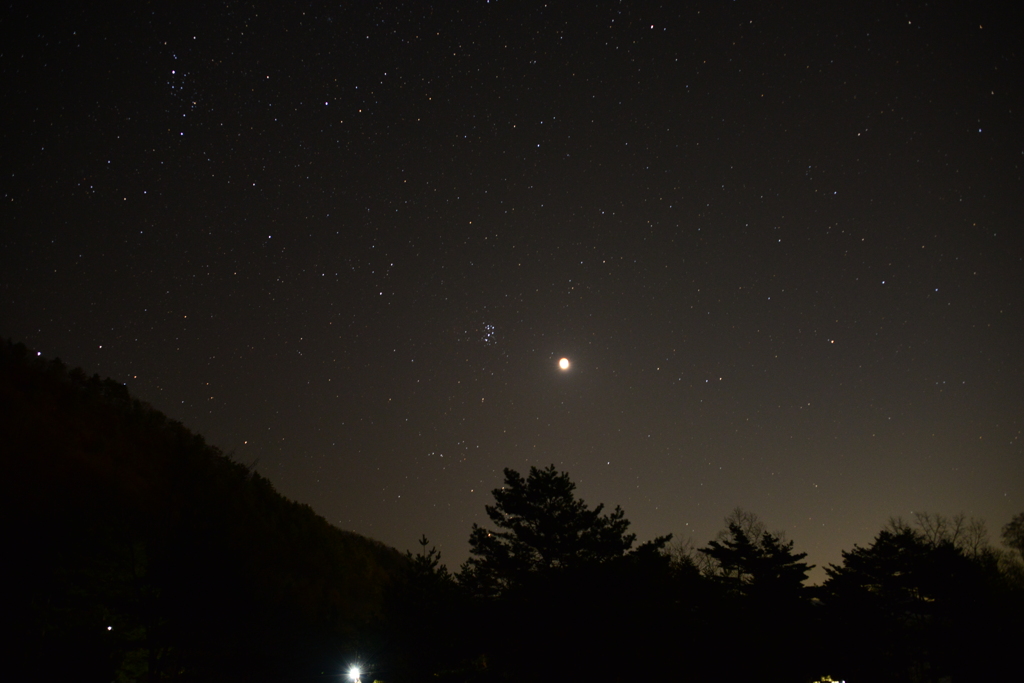 部分月食とプレアデス星団