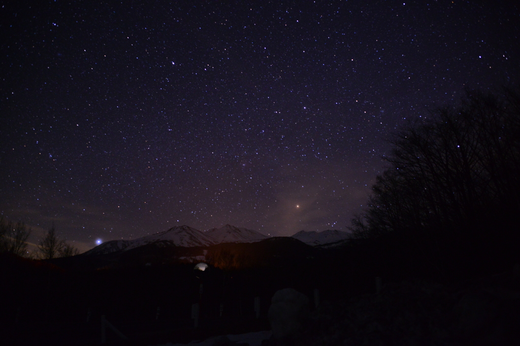 残雪の山に沈みゆく星