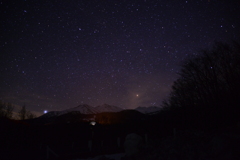 残雪の山に沈みゆく星