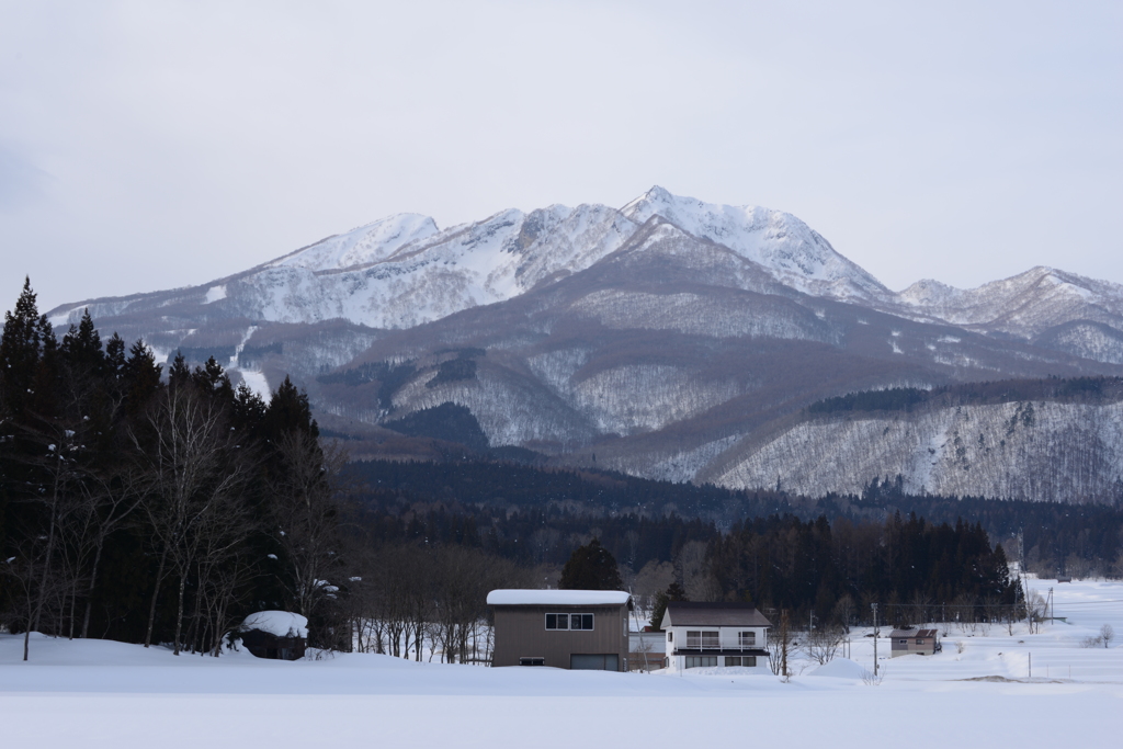 薄青の空と妙高山