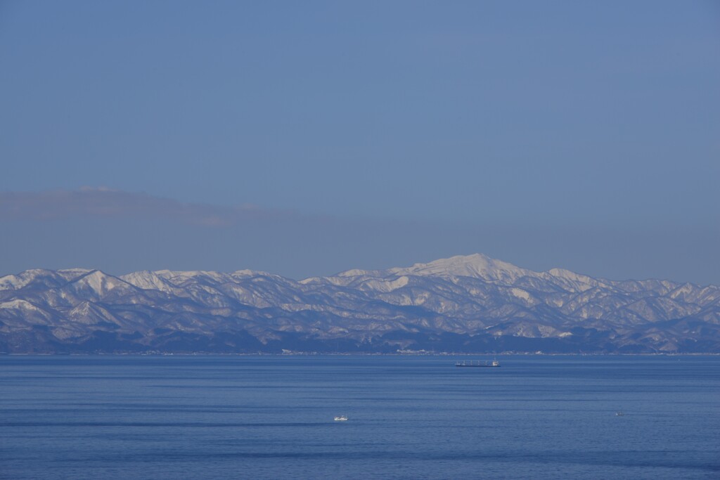 雪山と海