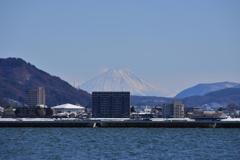 湖面の街と富士山