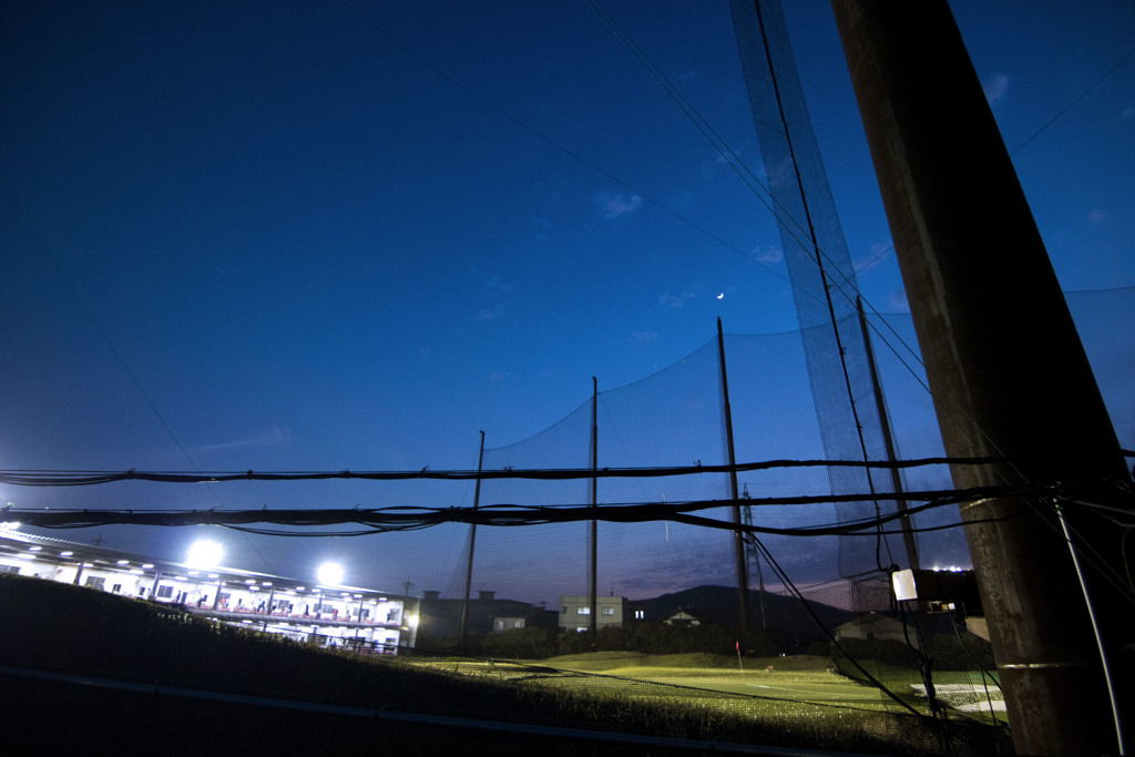 夕方から夜にかけてのゴルフ練習場
