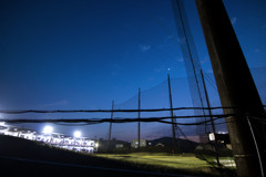 夕方から夜にかけてのゴルフ練習場