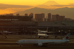 夕暮れの空港とシルエット富士