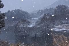 雪が舞う室生湖