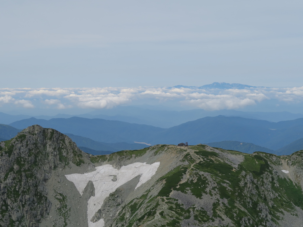 遠くに白山