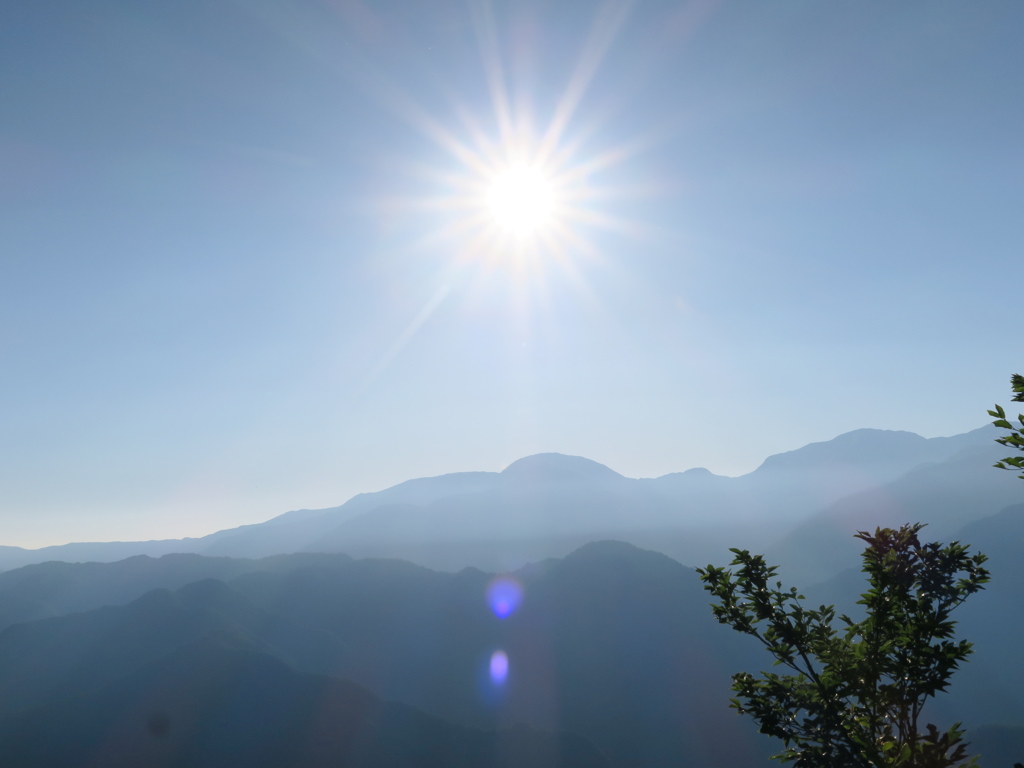朝日岳の上に昇る朝日